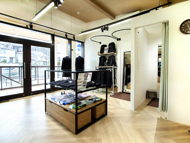 School Shop Plaza A様 制服 発光する高さを同じにすることで、空間に均一な明るさを作っています|滋賀や大阪で店舗リフォームなら匠工房