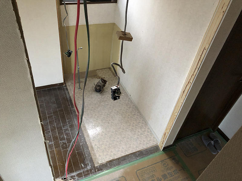 水まわりリフォーム施工中　トイレの壁を壊し、広げます｜滋賀でリフォームするなら匠工房