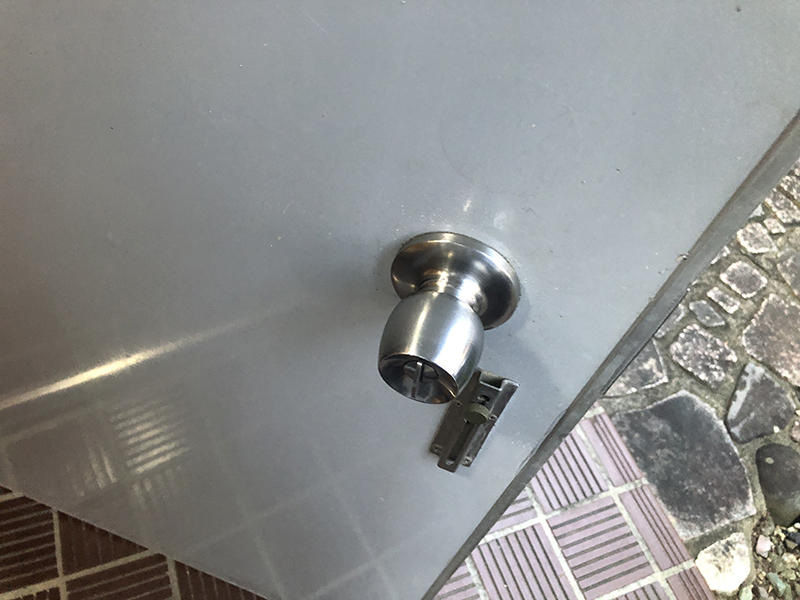 玄関ドアリフォーム施工前　取っ手｜滋賀でリフォームするなら匠工房