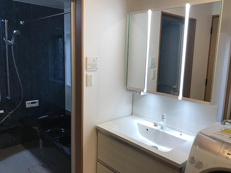 洗面台リフォーム完成　照明が正面から照らしてくれます｜滋賀でリフォームするなら匠工房