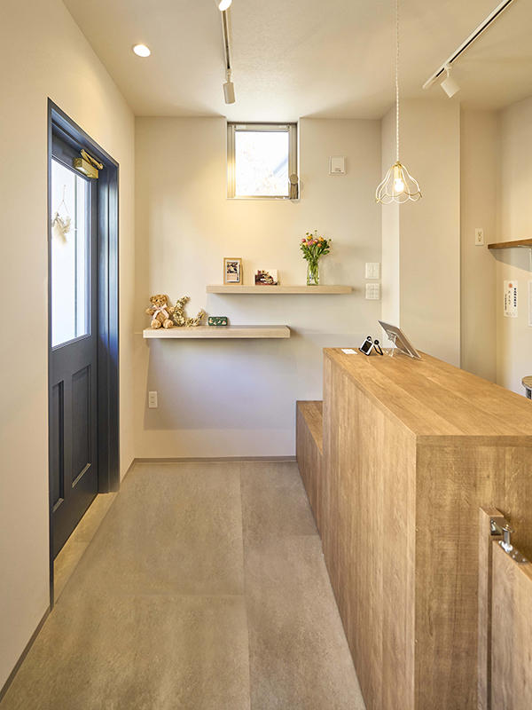 まいにちおやつ Petit Ours様　カフェ　将来的に小物の販売も出来るようにと、入口横に棚を設置しました｜滋賀や大阪で店舗リフォームなら匠工房