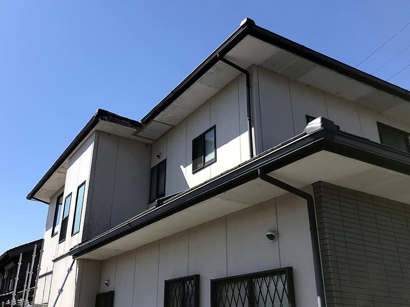 施工前　軒天井もめくれてきています