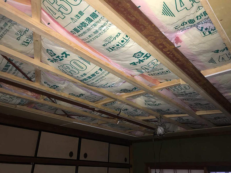 雨漏れリフォーム施工中　室内天井には断熱材をしっかりと｜滋賀でリフォームするなら匠工房