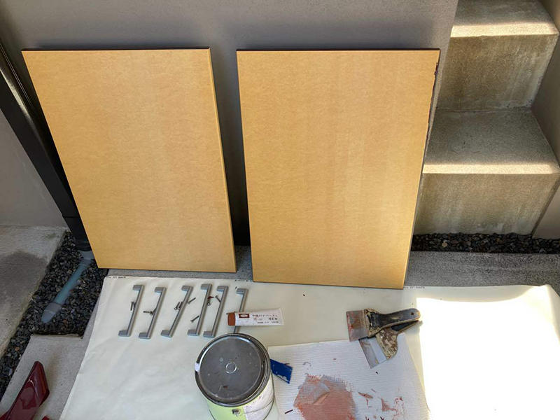 キッチンリフォーム施工中　ダイノックシート貼り｜滋賀でリフォームするなら匠工房