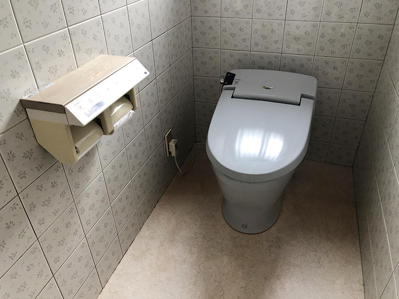 トイレリフォーム施工前　タンクレストイレ｜滋賀でリフォームするなら匠工房