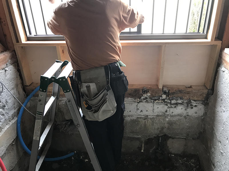 浴室の窓を入れ替えます