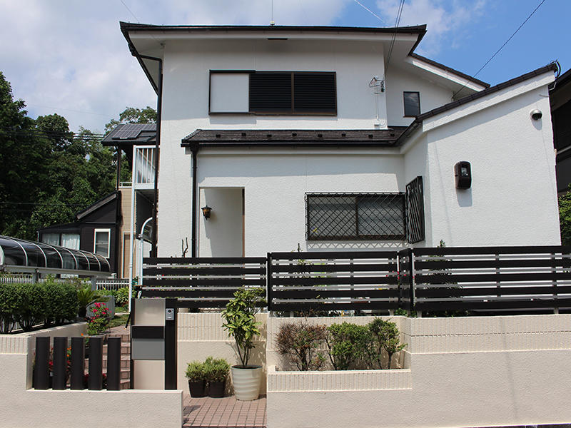 外装白と黒のコントラストがおしゃれ