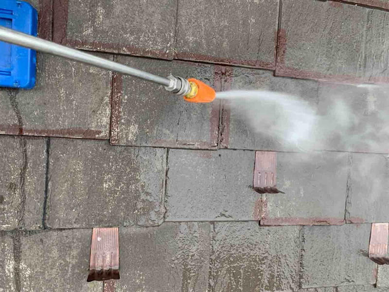 4屋根洗浄をして、汚れを根こそぎ落とします