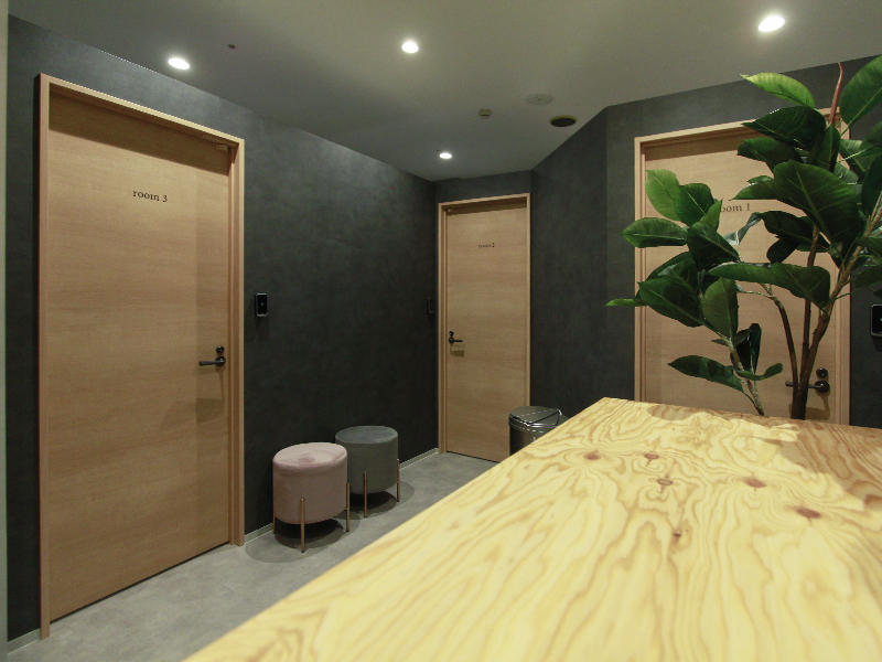 草津市 BBYB様メンテナンス　奥に向かうにつれて空間が広がり、圧迫感を与えない工夫をしています｜滋賀や京都で店舗リフォームなら匠工房