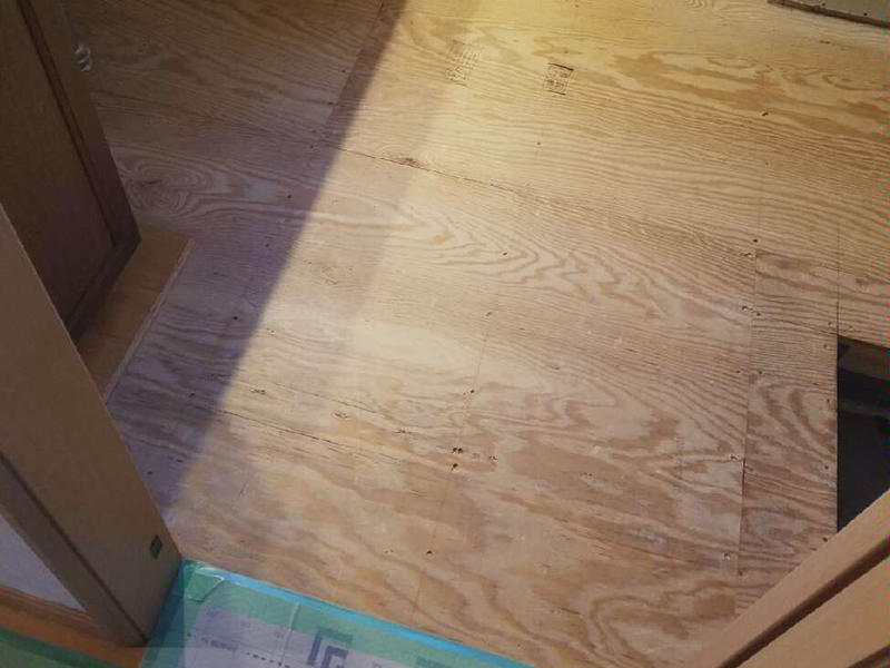 お風呂リフォーム施工中　フローリングをはがし、フロアタイルを貼っていきます｜滋賀でリフォームするなら匠工房