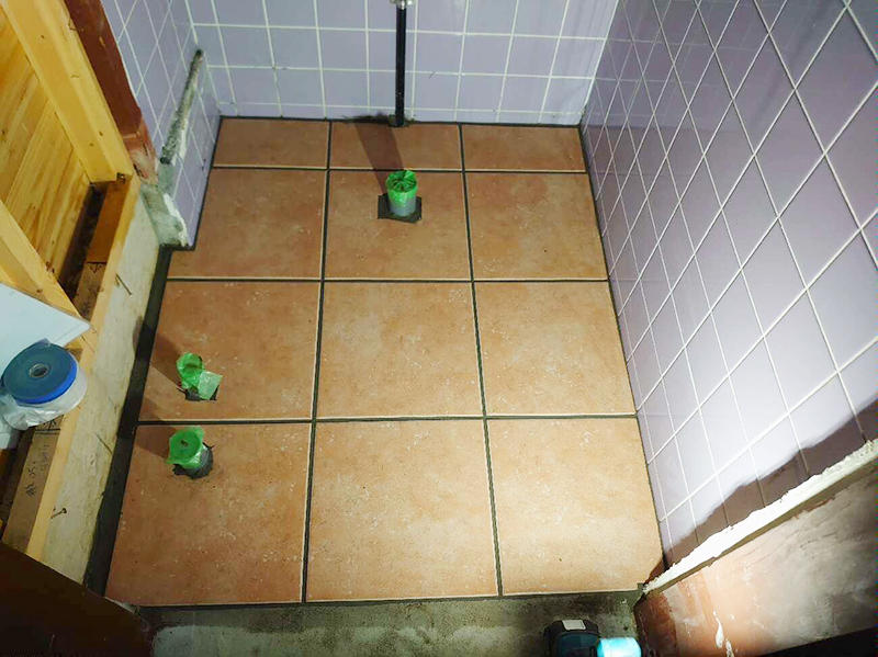 トイレリフォーム施工中　床にタイルを埋めます｜滋賀でリフォームするなら匠工房