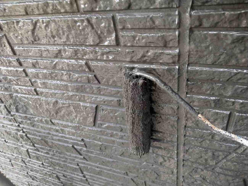 外壁・屋根塗装リフォーム施工中　外壁：上塗り　ガイソー　マイティシリコン｜滋賀でリフォームするなら匠工房