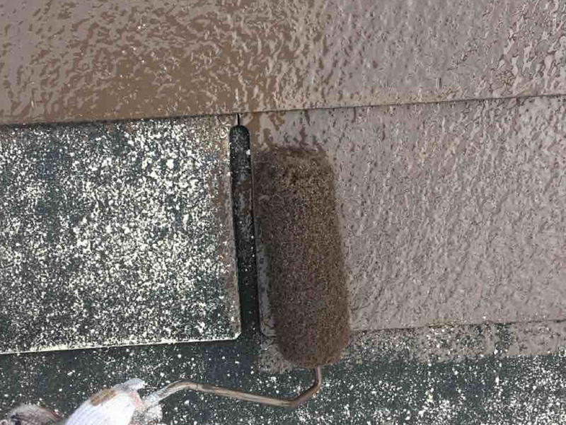 外壁・屋根塗装リフォーム施工中　屋根：下塗り　ガイソー　ルーフシーラーストロング｜滋賀でリフォームするなら匠工房