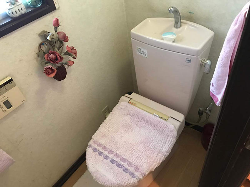 施工前　分離型トイレでそうじがしづらい