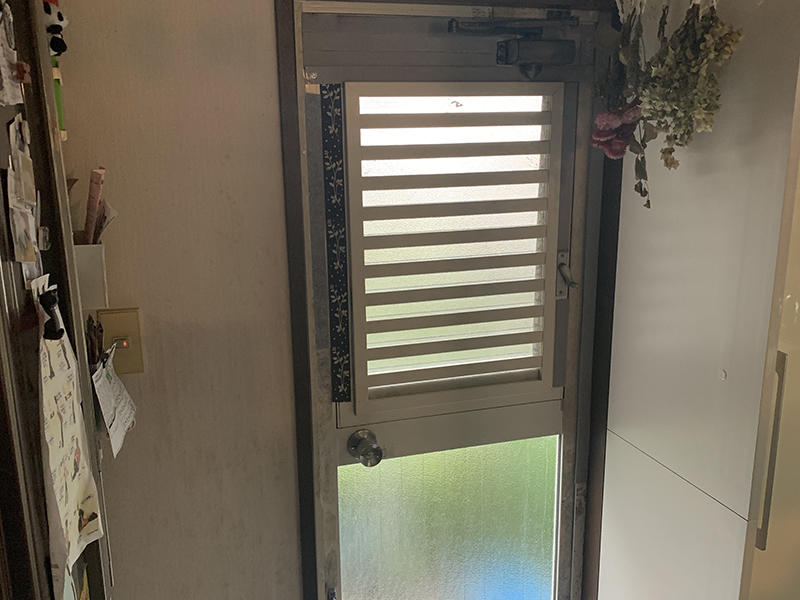 勝手口ドアリフォーム施工前　勝手口ドア｜滋賀でリフォームするなら匠工房