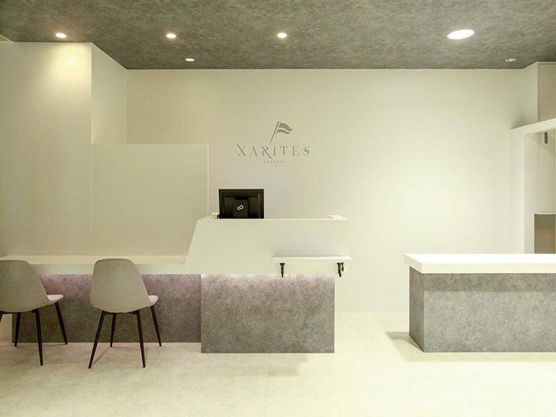 Xarites様　受付カウンターに衝立をプラス<br>腰壁の仕上げを変更することで、使い勝手とデザインを両立させました｜滋賀や京都で店舗リフォームなら匠工房
