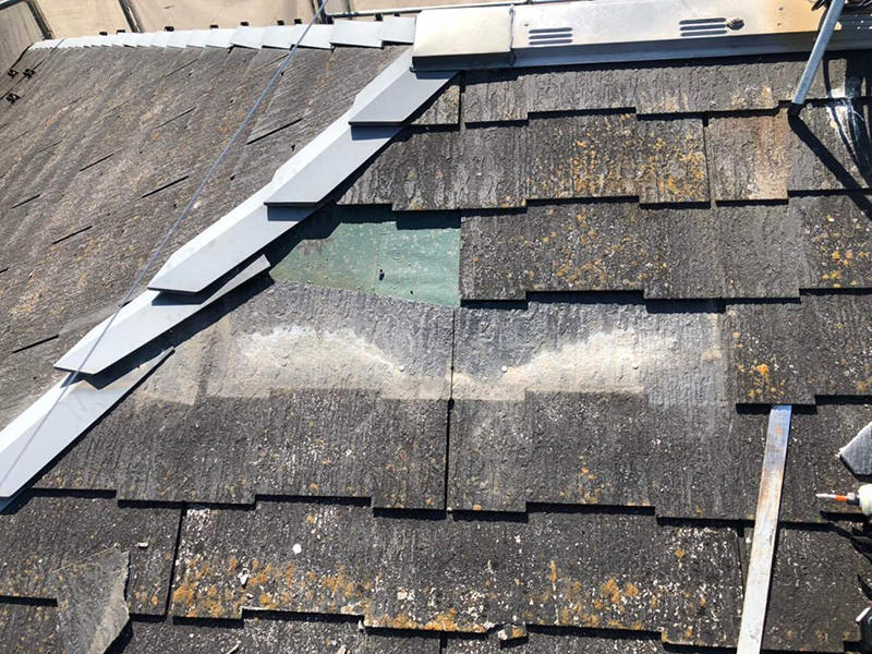 屋根リフォーム施工中 屋根材の割れている箇所を剥がします|滋賀でリフォームするなら匠工房