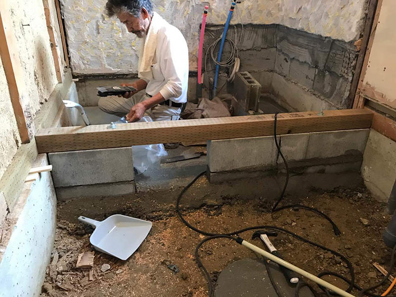 お風呂を解体して、設備配管を移設しています