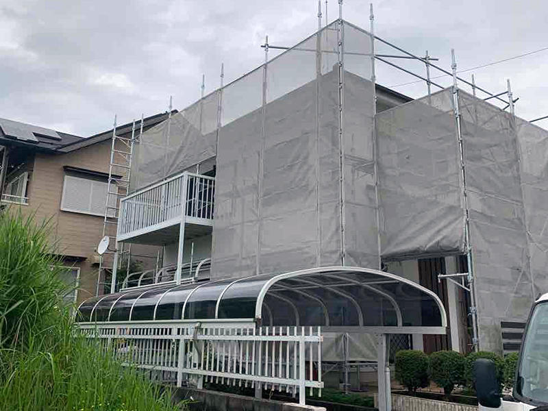 1足場を組み立てます。垂れ幕も忘れずに