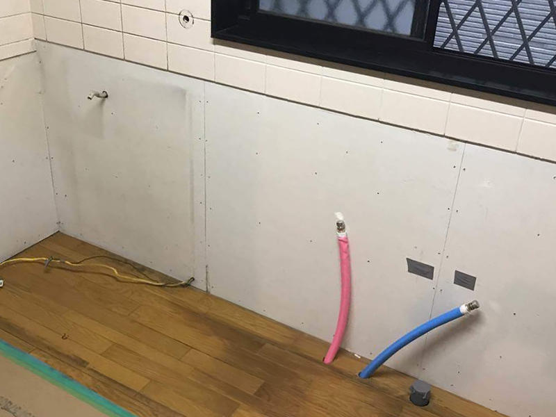 キッチンの給水給湯排水管を移設します