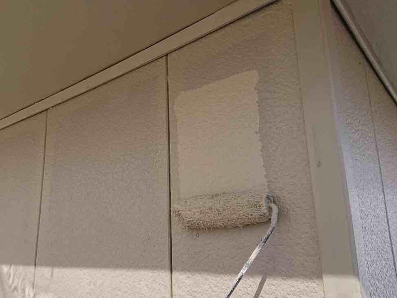 外壁リフォーム施工中　外壁　下塗り　ガイソー　GWカチオンシーラー｜滋賀でリフォームするなら匠工房