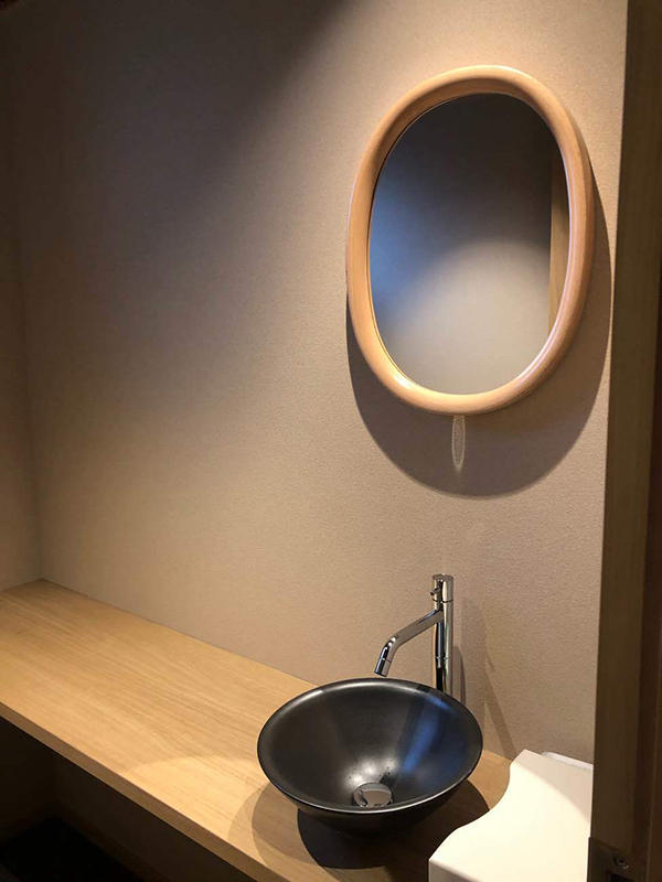 藏尾ポーク しゃぶしゃぶ直営店様飲食店 トイレの壁もお店の雰囲気に合わせてシックな色合いに|滋賀や京都で店舗リフォームなら匠工房