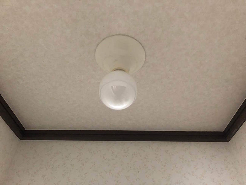トイレリフォーム施工前　照明｜滋賀でリフォームするなら匠工房