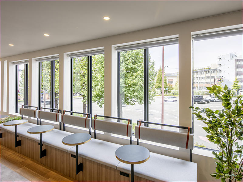 KAMOGAWA BAKERY 京都本店様 ソーシャルディスタンスを意識した席の配置に|滋賀や京都で店舗リフォームなら匠工房