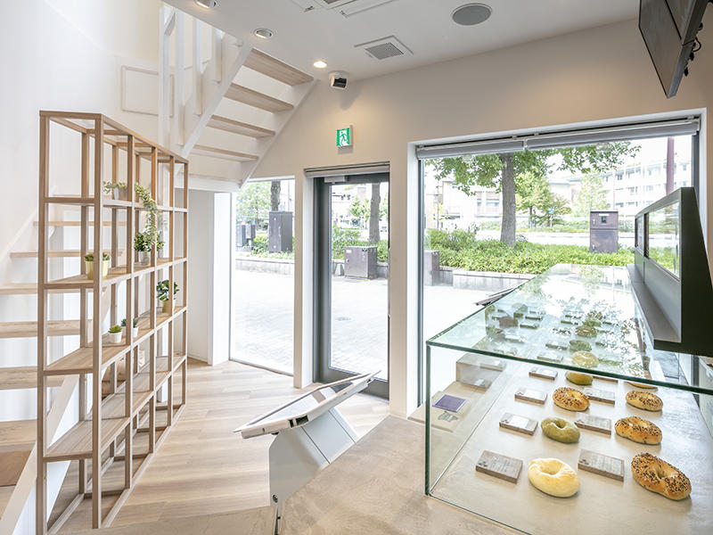 KAMOGAWA BAKERY 京都本店様 ショーケースは大きく作り、一つ一つの商品をゆったりと並べることで、まるで博物館のように見ても楽しいスタイルに|滋賀や京都で店舗リフォームなら匠工房