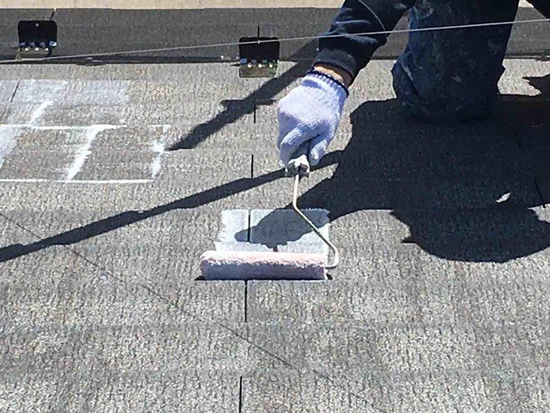 屋根塗装リフォーム施工中 屋根 下塗り 水谷 スラリー強化プライマー|滋賀でリフォームするなら匠工房