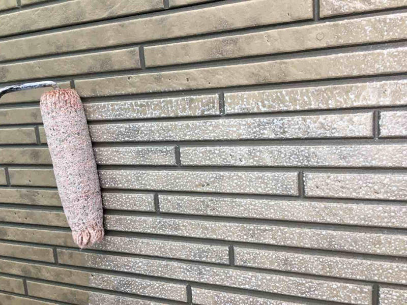 外壁塗装リフォーム施工中 外壁 下塗り ガイソー ガイソーウォールクールシーラー|滋賀でリフォームするなら匠工房