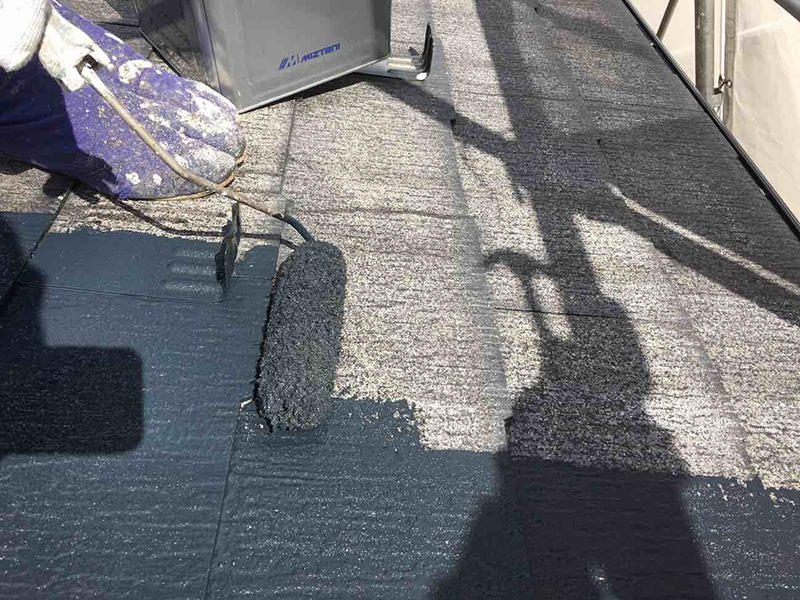 屋根塗装リフォーム施工中 屋根 中塗り 水谷 カスタムシリコン|滋賀でリフォームするなら匠工房