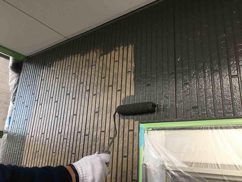 外壁塗装リフォーム施工中 外壁 中塗り ガイソー ガイソーウォールタフネスシリコン|滋賀でリフォームするなら匠工房