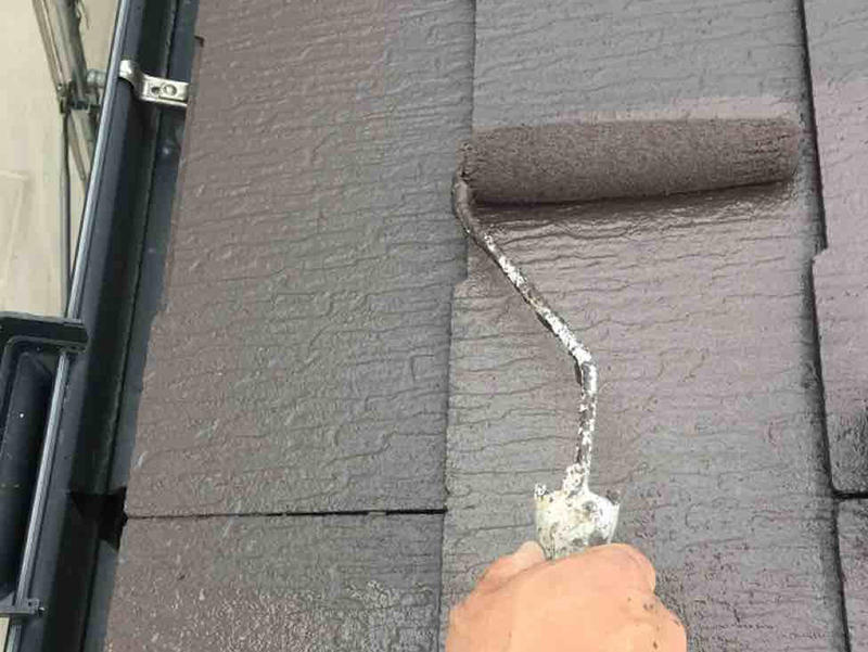 屋根塗装リフォーム施工中　屋根：中塗り　ミズタニペイント　カスタムシリコン｜滋賀でリフォームするなら匠工房