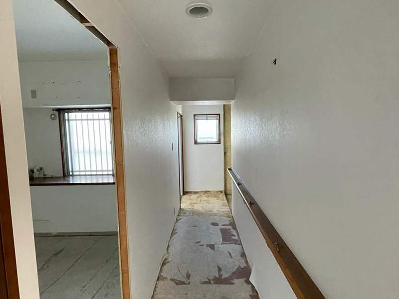 マンションリフォーム施工中 クッションフロアをめくります|滋賀でリフォームするなら匠工房