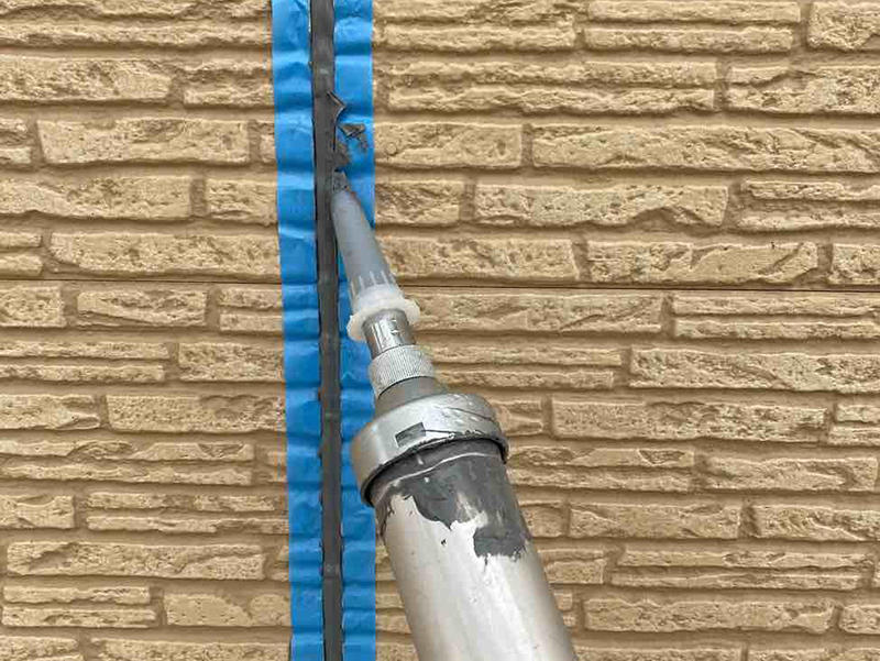 外装リフォーム施工中 コーキング打ち替え|滋賀でリフォームするなら匠工房