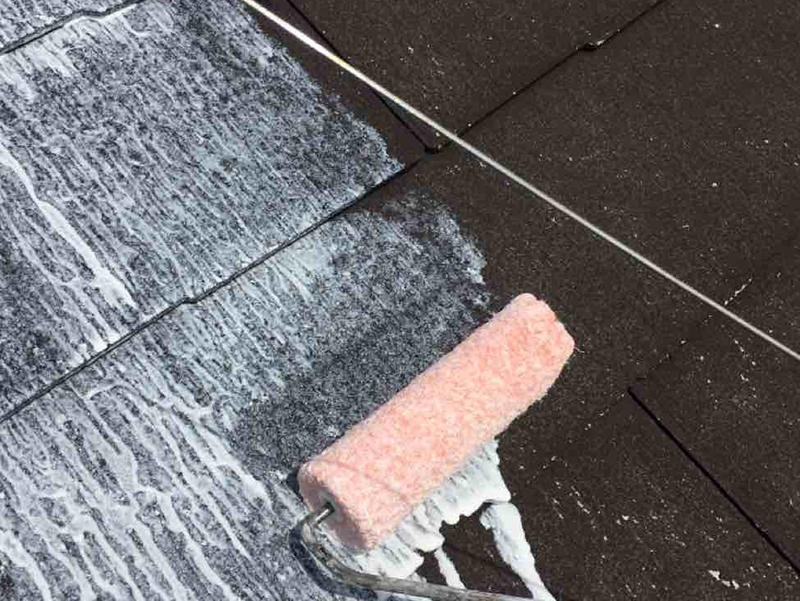 外装リフォーム施工中 屋根:下塗り ミズタニ 水系パワーシーラー|滋賀でリフォームするなら匠工房