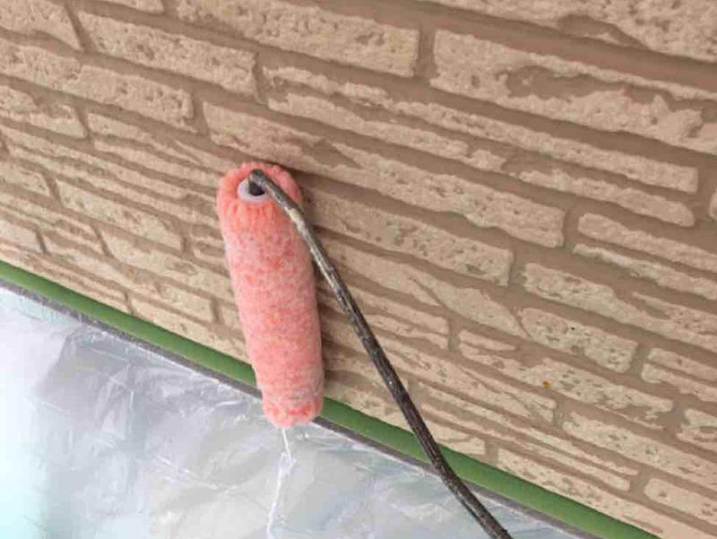 外装リフォーム施工中 外壁:下塗り シーラー|滋賀でリフォームするなら匠工房