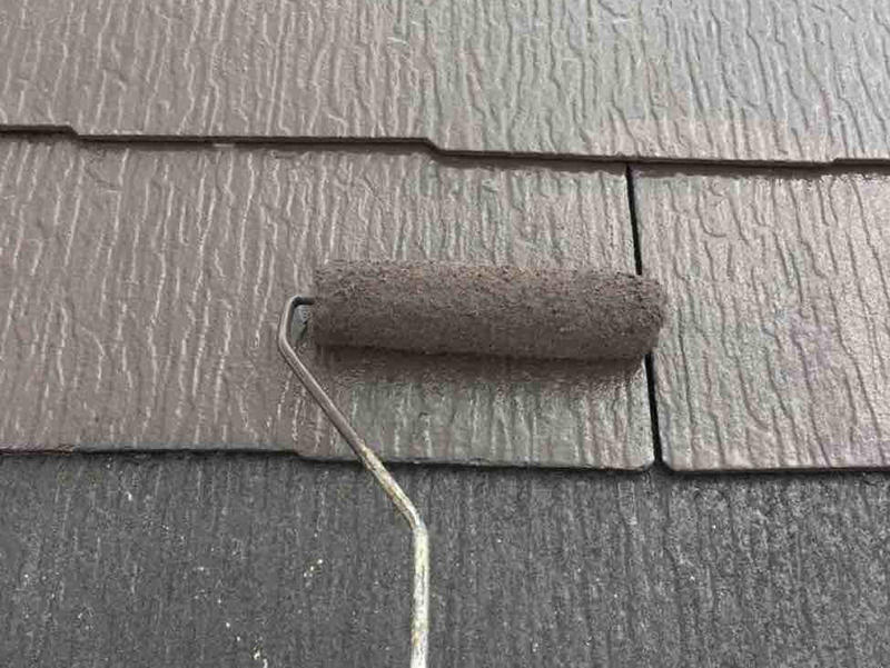 外装リフォーム施工中 屋根:上塗り ミズタニ カスタムシリコン|滋賀でリフォームするなら匠工房