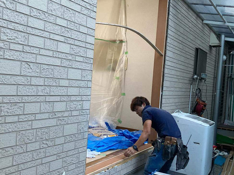 窓入れ替えリフォーム施工中 窓を拡張|滋賀でリフォームするなら匠工房