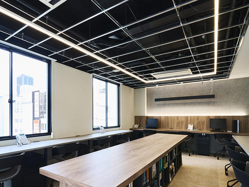 大阪府大阪市 テナント工房 大阪オフィス様 天井は軽天下地を残し意匠として利用しました|滋賀や大阪で店舗リフォームなら匠工房