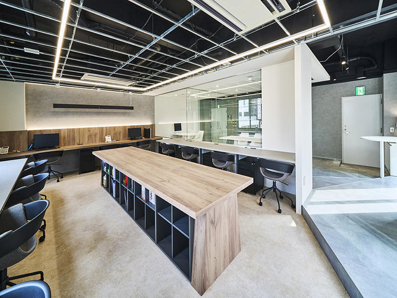 大阪府大阪市 テナント工房 大阪オフィス様 中央に共有スペースを作ることで振り返ればすぐにミーティングが開始できるようにしています|滋賀や大阪で店舗リフォームなら匠工房
