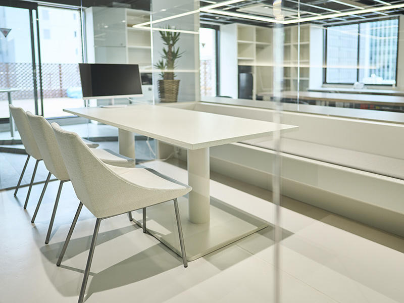 大阪府大阪市 テナント工房 大阪オフィス様 各部屋にはモニターを完備。モニターを見ながらの打ち合わせやオンラインミーティングも可能に|滋賀や大阪で店舗リフォームなら匠工房