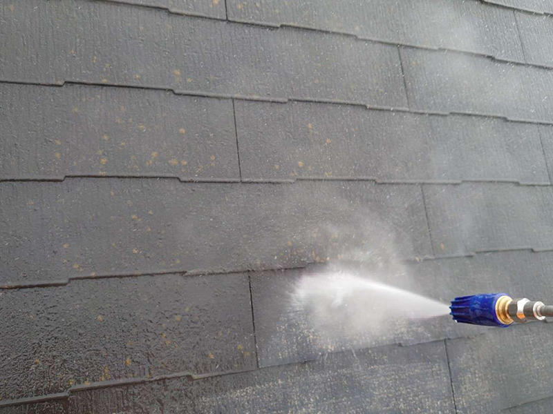 屋根塗装リフォーム施工中　屋根：高圧洗浄｜滋賀でリフォームするなら匠工房