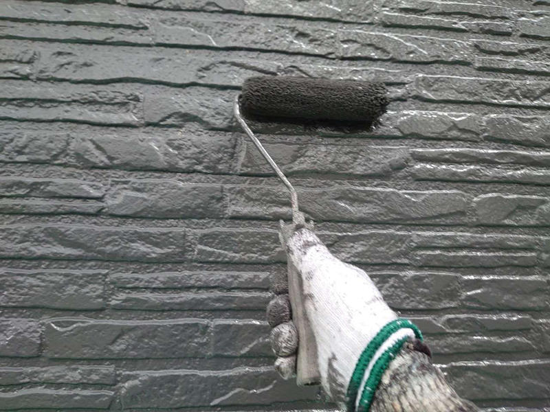 外壁塗装リフォーム施工中　外壁：上塗り　ガイソーウォール無機ACE｜滋賀でリフォームするなら匠工房