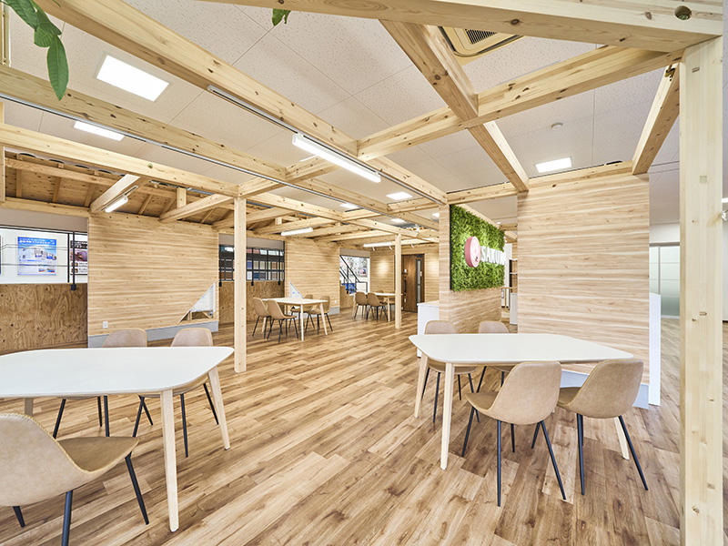 さくらペイント様　外装屋　体験型ショールームで色んなマテリアルを見た後で、気楽に打ち合わせができるように開放的な空間にしました｜滋賀や大阪で店舗リフォームなら匠工房