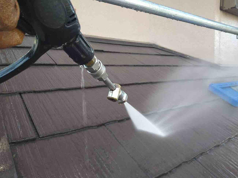 外装リフォーム施工中　屋根：高圧洗浄｜滋賀でリフォームするなら匠工房