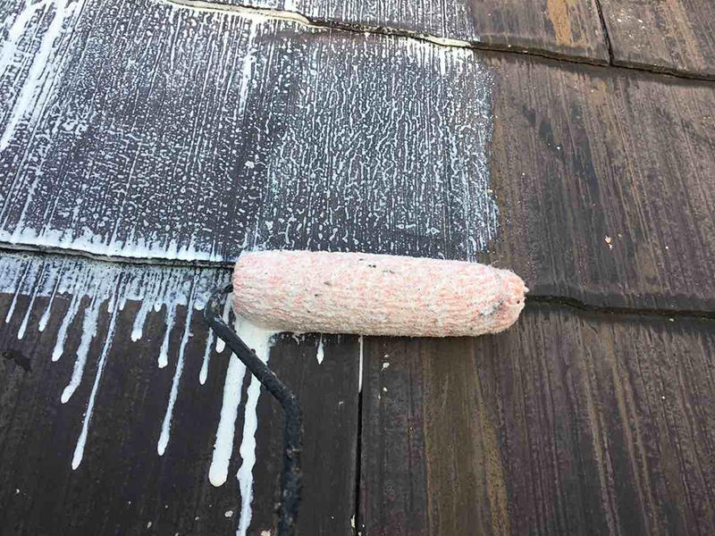 外装リフォーム施工中　屋根：下塗り：水谷ペイント　水系パワーシーラー｜滋賀でリフォームするなら匠工房