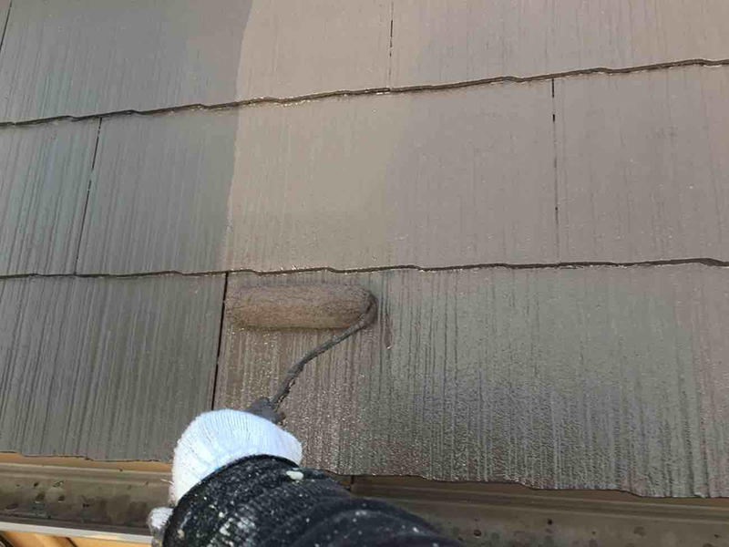 外装リフォーム施工中　屋根：上塗り　水谷　カスタムシリコン｜滋賀でリフォームするなら匠工房