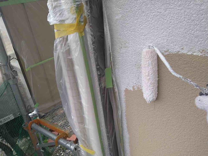 外壁塗装リフォーム施工中 外壁:下塗り フィーラー|滋賀でリフォームするなら匠工房